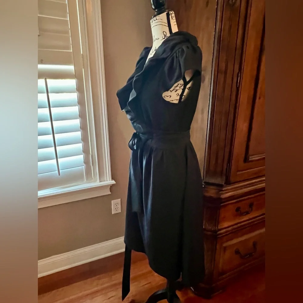 Elegant Black Wrap Dress 👗 - Picture 5 of 7